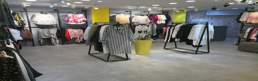 ویترین مغازه پوشاک